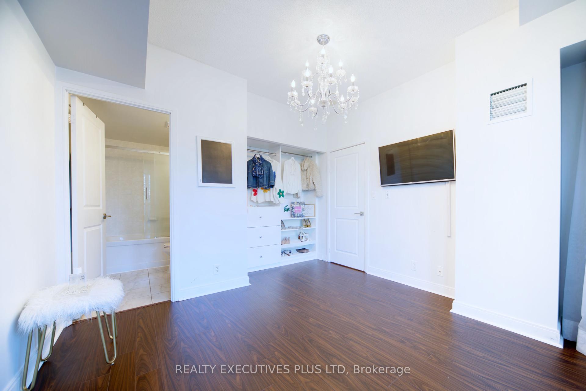 3 Bedrooms Condo at 60 Absolute, Mississauga For sale