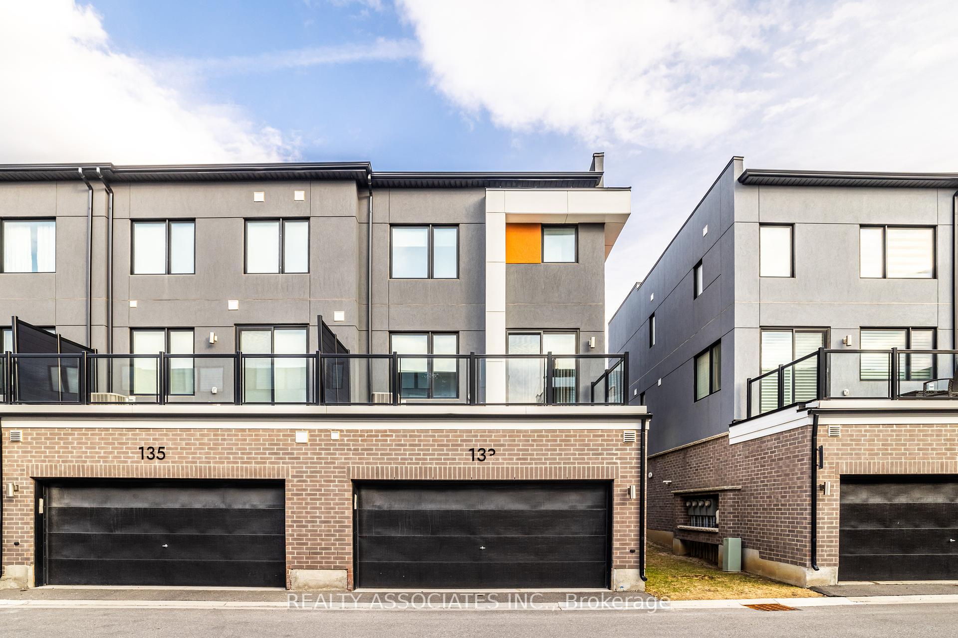 4 Bedrooms Condo at 133 Grovewood, Oakville For sale