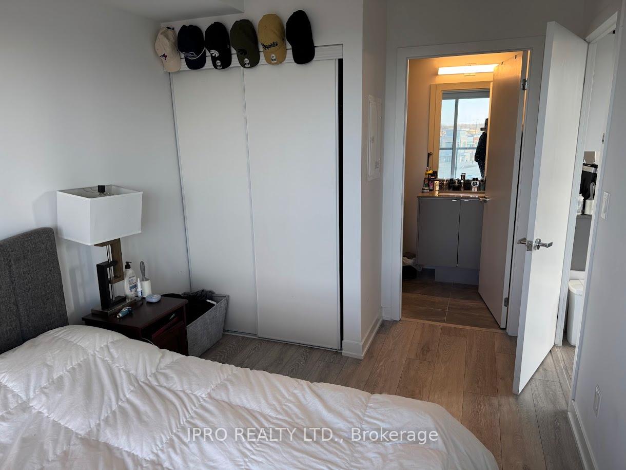 2 Bedrooms Condo at 3200 Dakota, Burlington For sale
