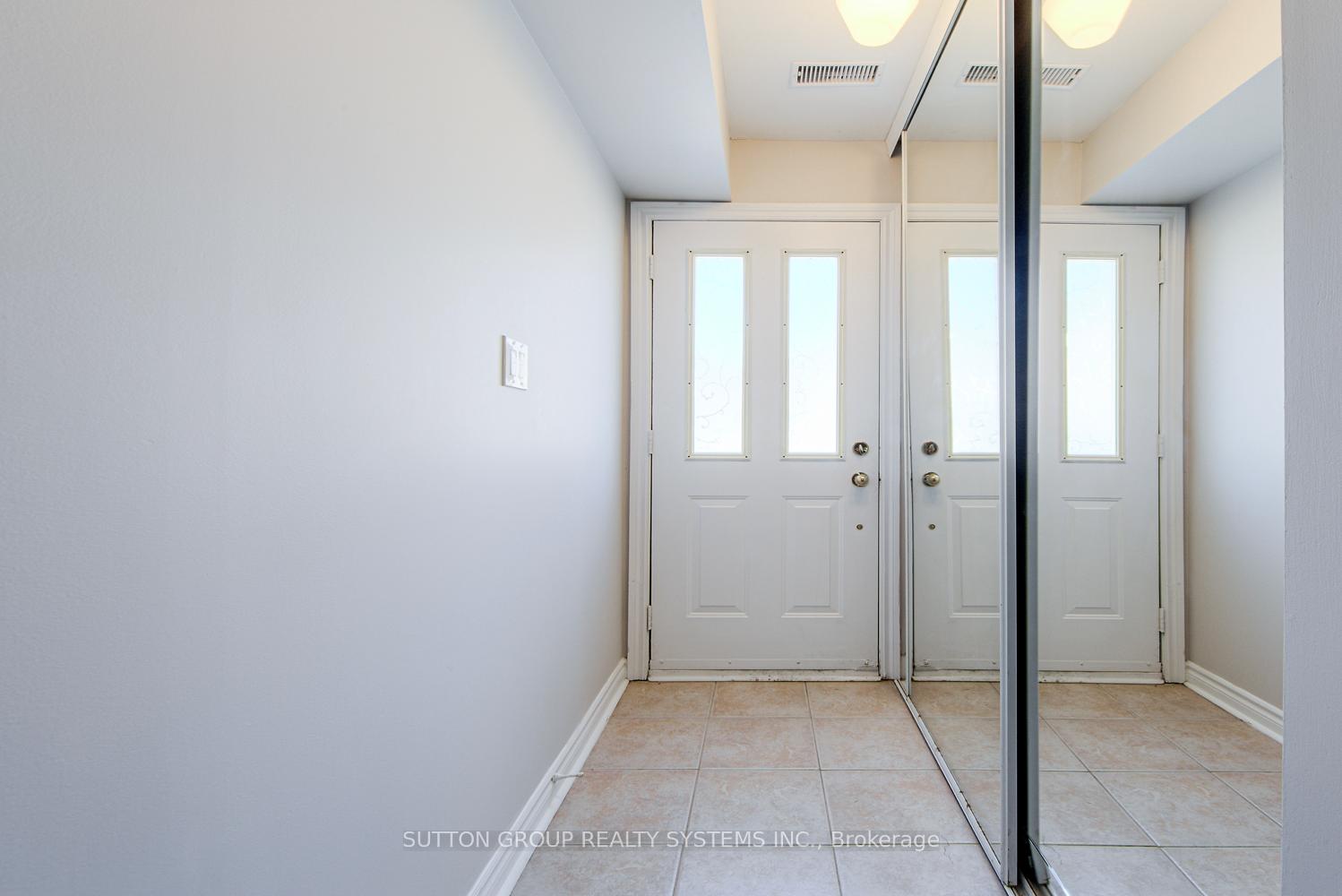 2 Bedrooms Condo at 1701 Lampman, Burlington For sale