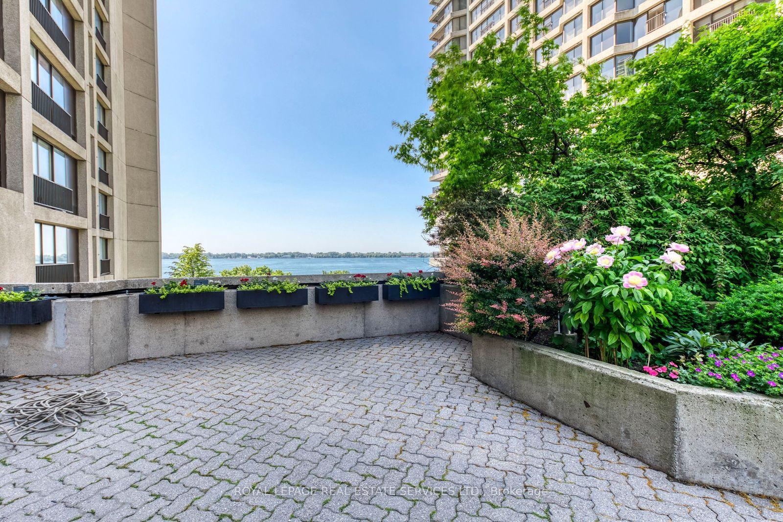 2 Bedrooms Condo at 33 Harbour, Toronto For sale