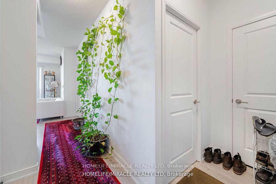 3 Bedrooms Condo at 8 Nahani, Mississauga For sale