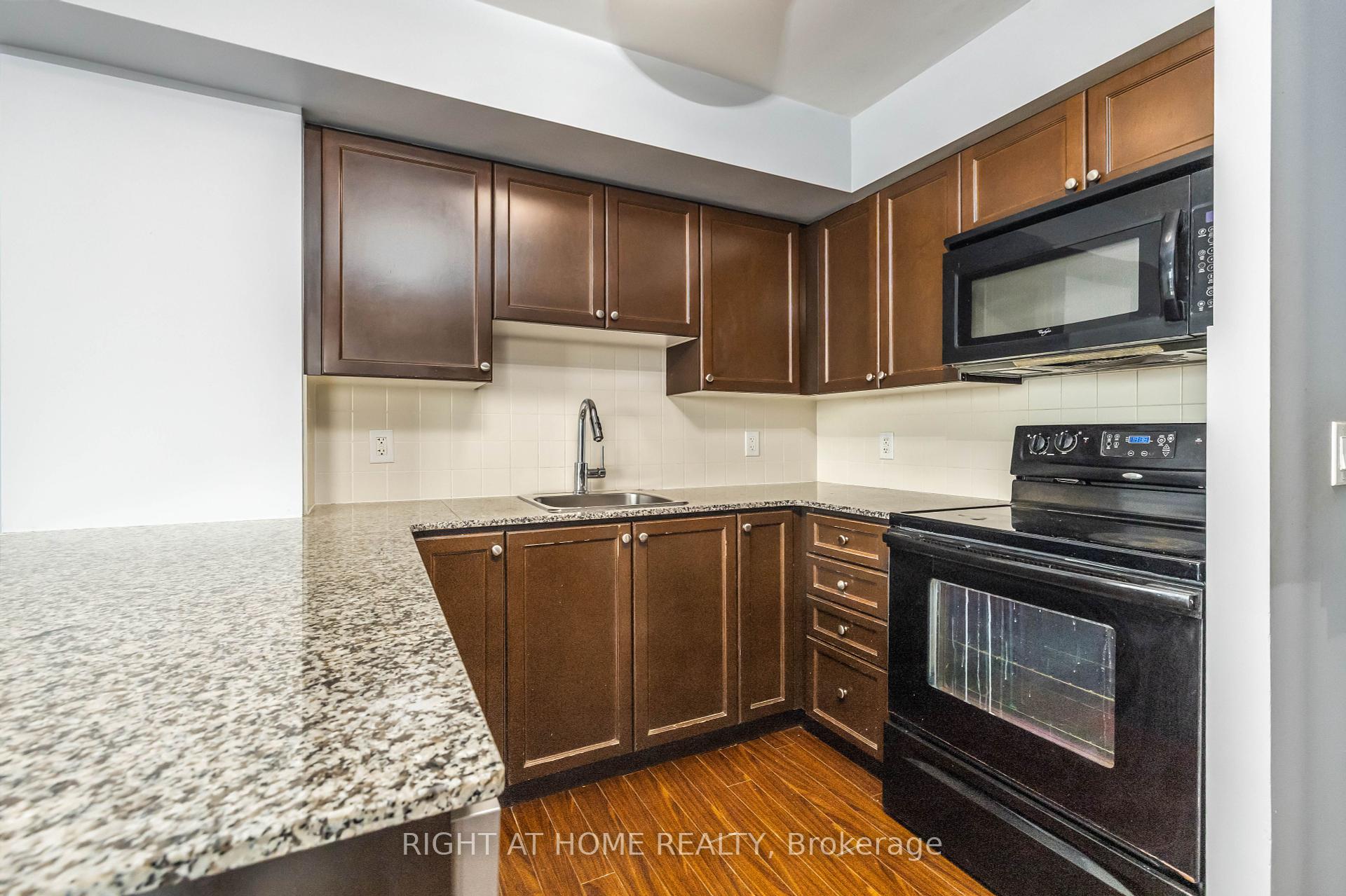 3 Bedrooms Condo at 125 Village Green,  Toronto For sale