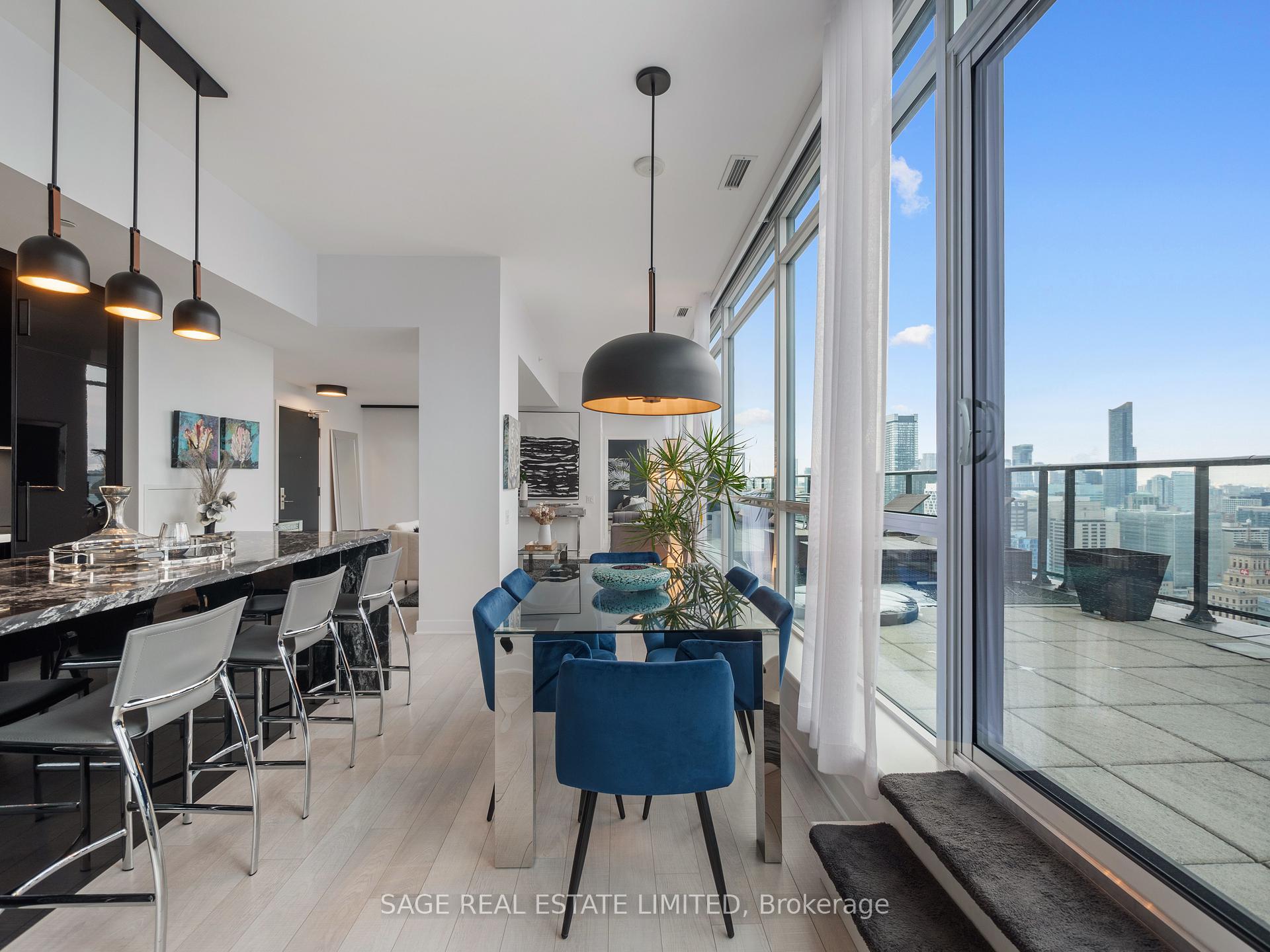 2 Bedrooms Condo at 290 Adelaide, Toronto For sale