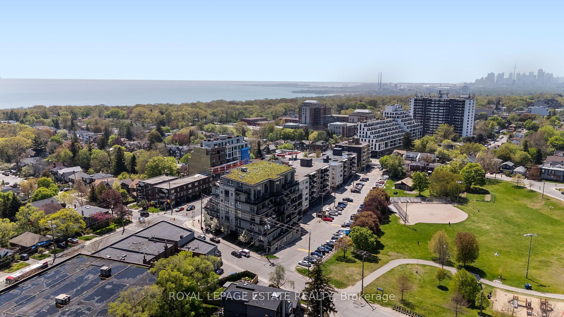 2 Bedrooms Condo at 160 Fallingbrook, Toronto For sale