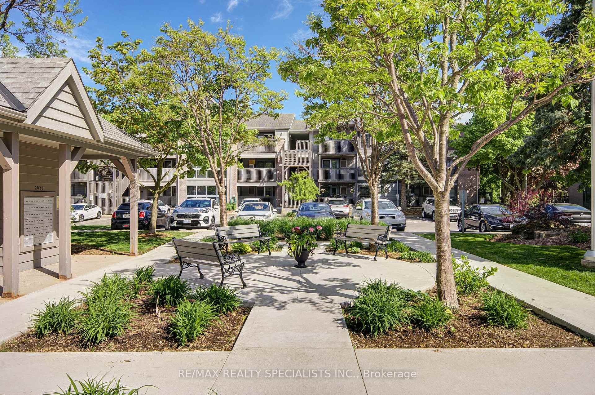 2 Bedrooms Condo at 2030 Cleaver, Burlington For sale