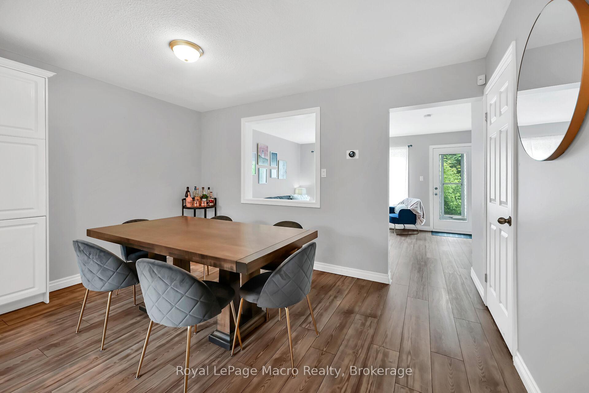 3 Bedrooms Condo at 10 Angus, Hamilton For sale