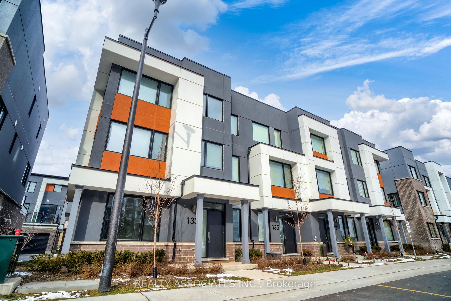 4 Bedrooms Condo at 133 Grovewood, Oakville For sale