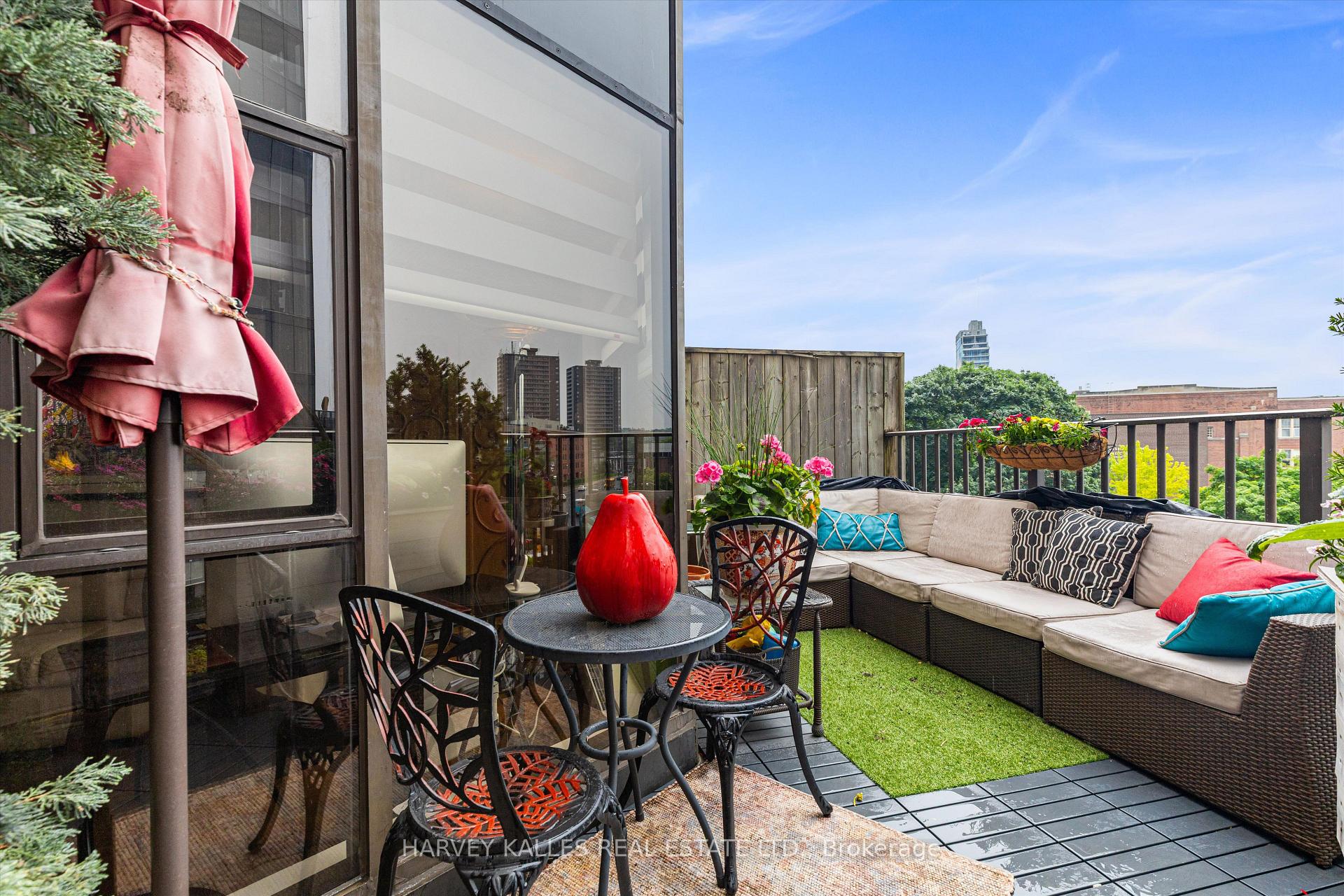 2 Bedrooms Condo at 1331 Bay, Toronto For sale
