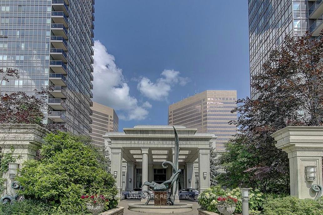 3 Bedrooms Condo at 15 Greenview, Toronto For sale