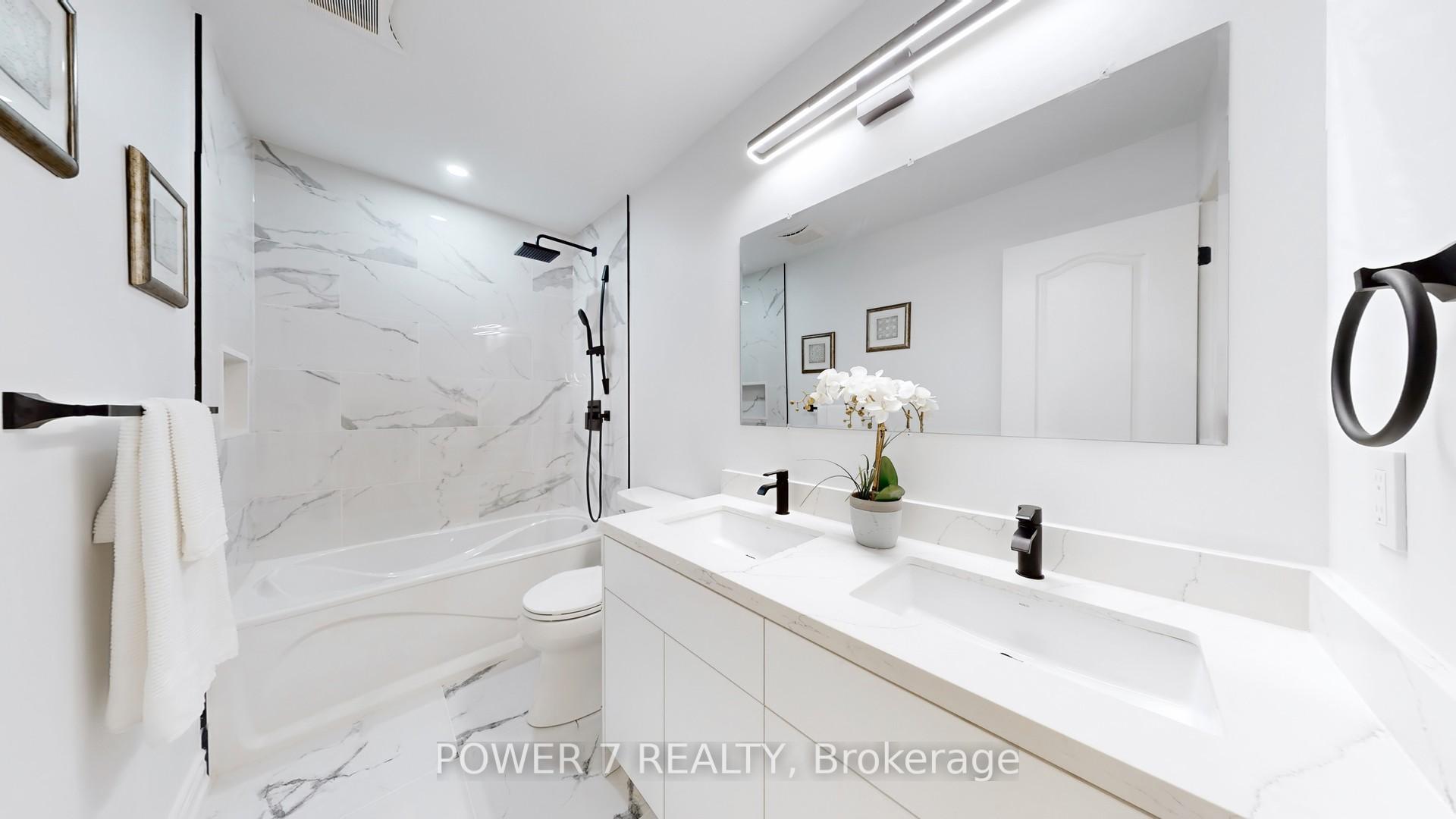 3 Bedrooms Condo at 2665 Thomas, Mississauga For sale