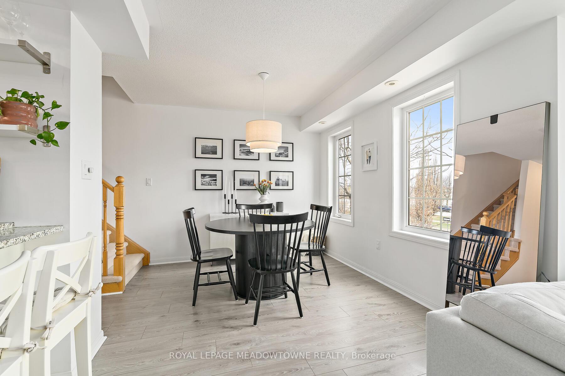 2 Bedrooms Condo at 2614 Dashwood, Oakville For sale