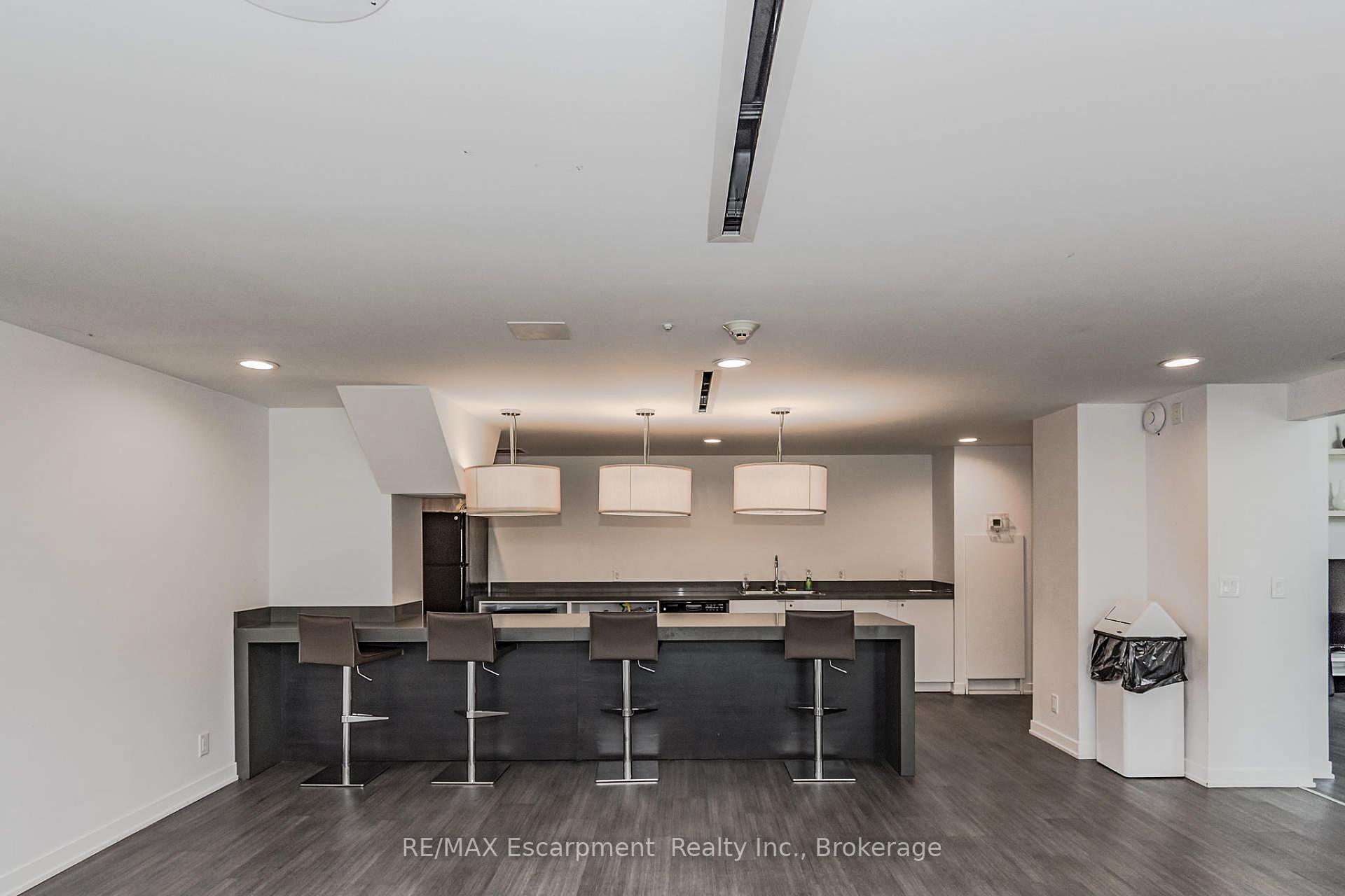 2 Bedrooms Condo at 1940 Ironstone, Burlington For sale