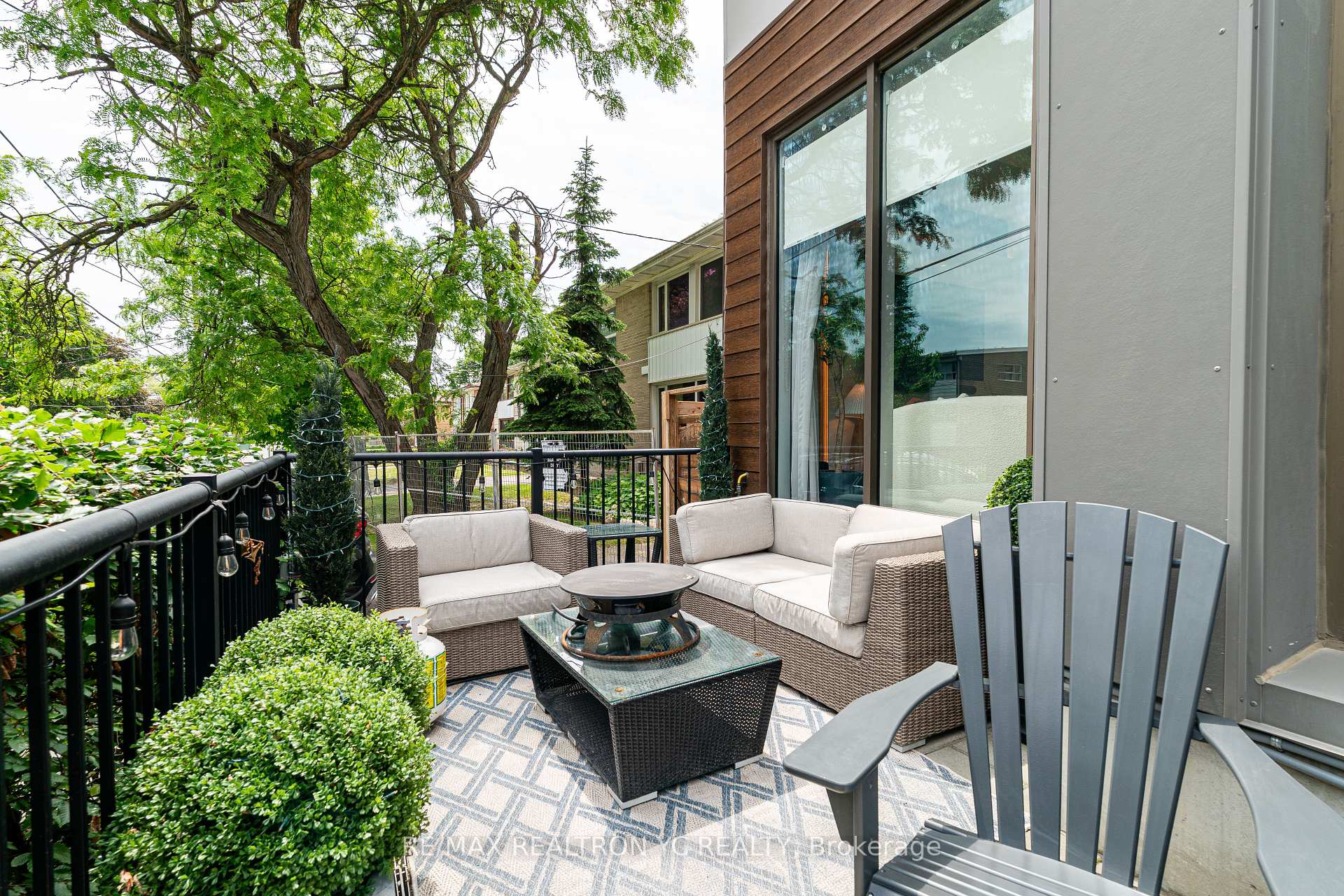 4 Bedrooms Condo at 18 Greenbriar, Toronto For sale