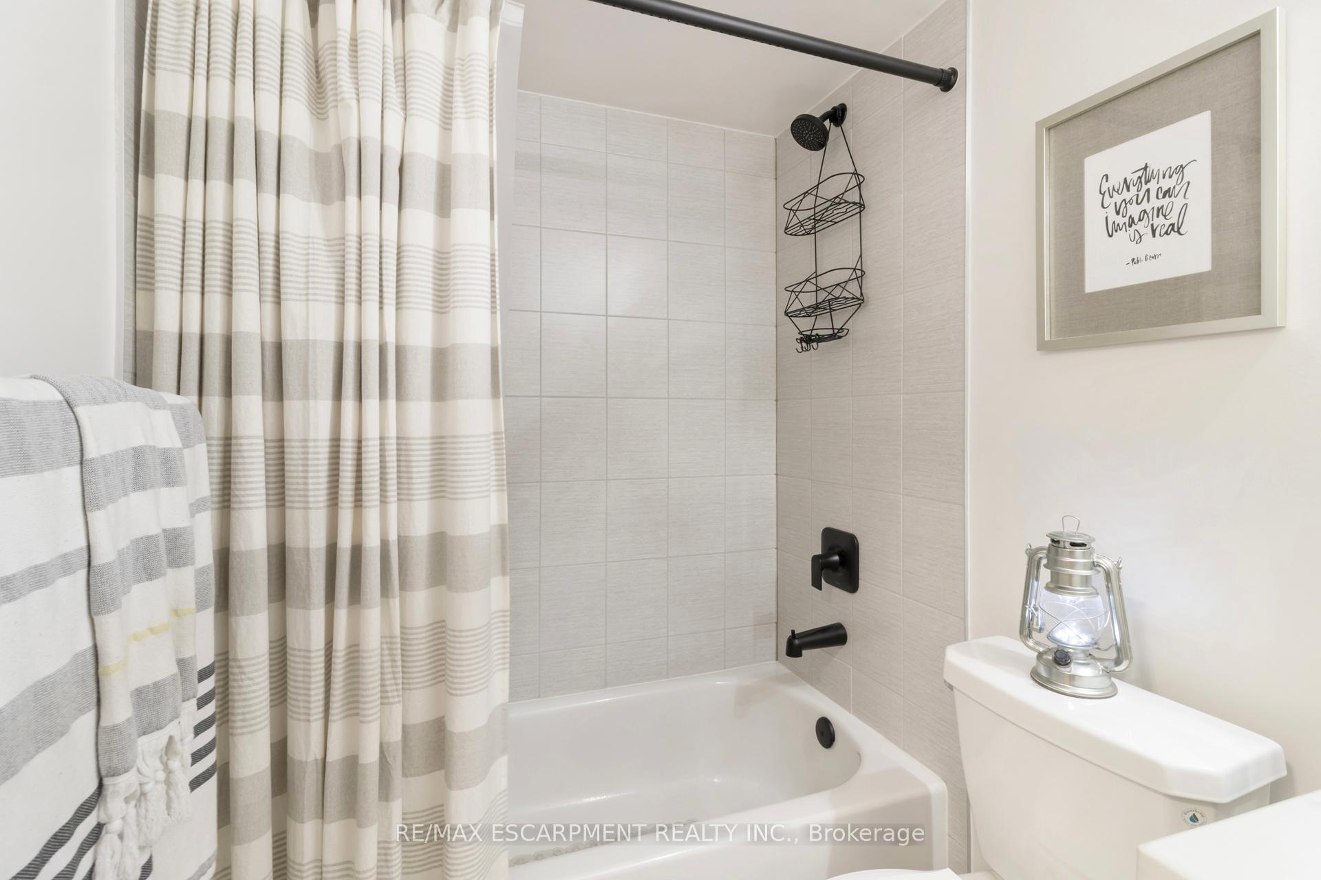3 Bedrooms Condo at 2232 Bromsgrove, Mississauga For sale