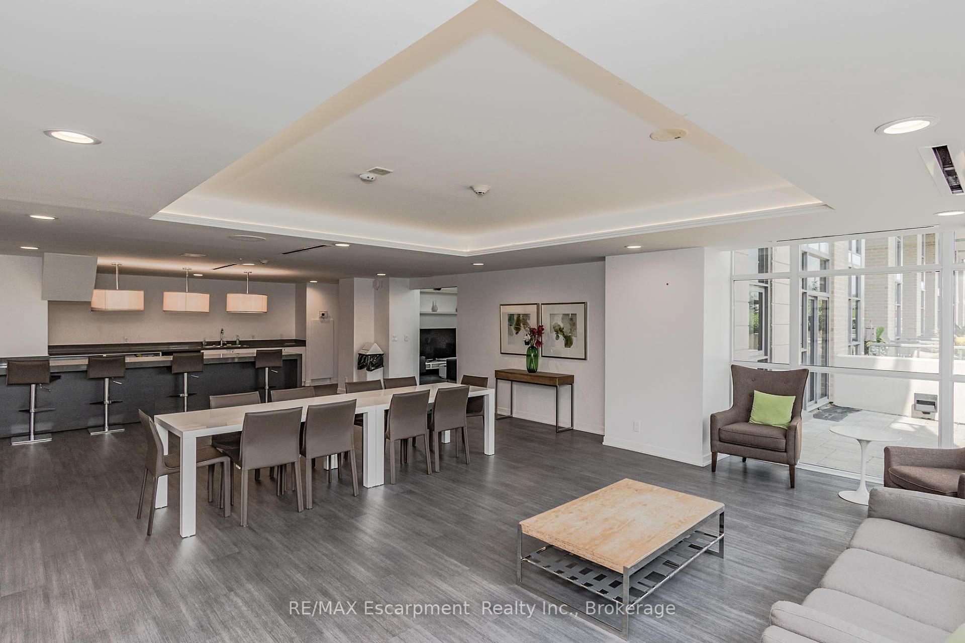 2 Bedrooms Condo at 1940 Ironstone, Burlington For sale