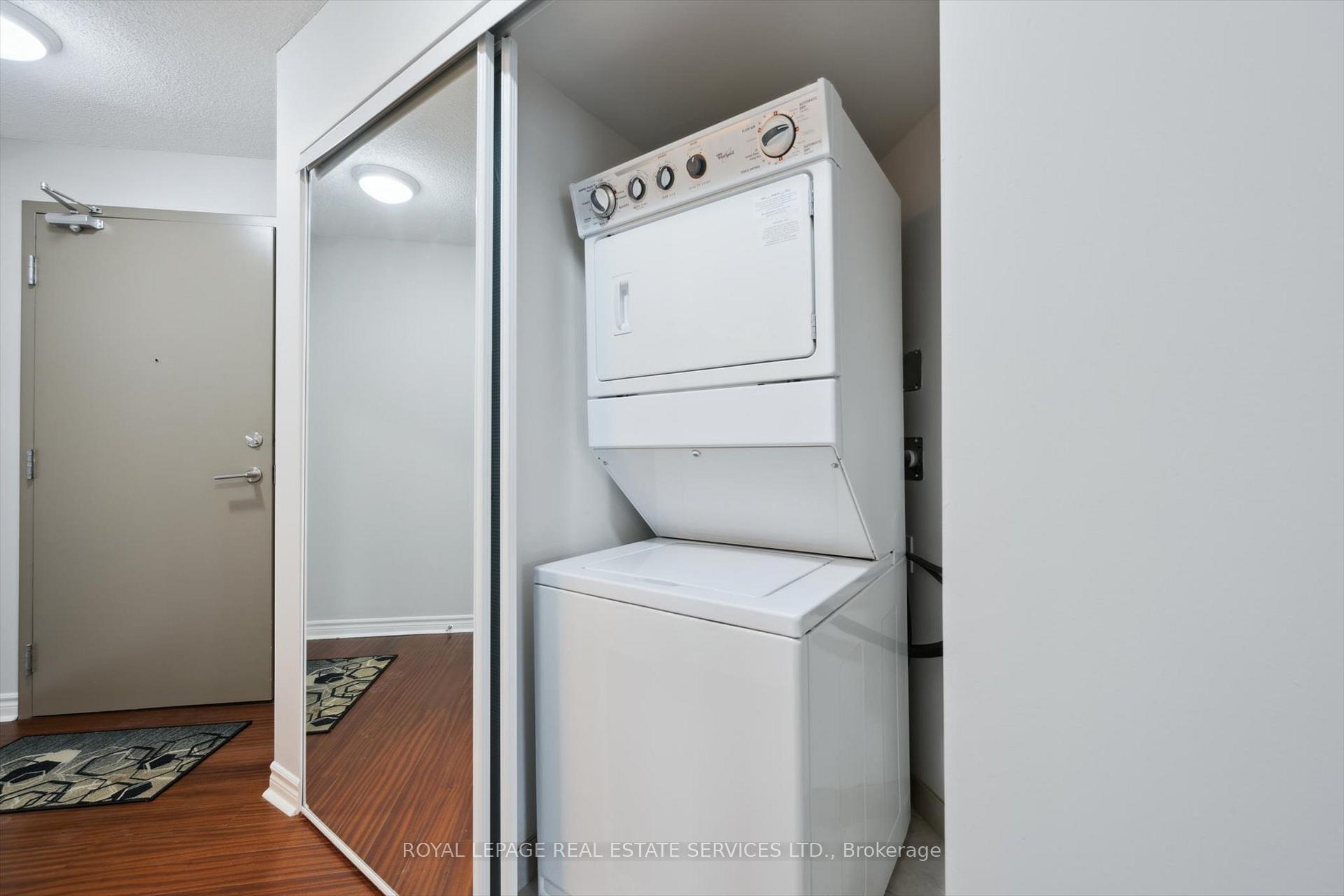 2 Bedrooms Condo at 2325 Central Park, Oakville For sale