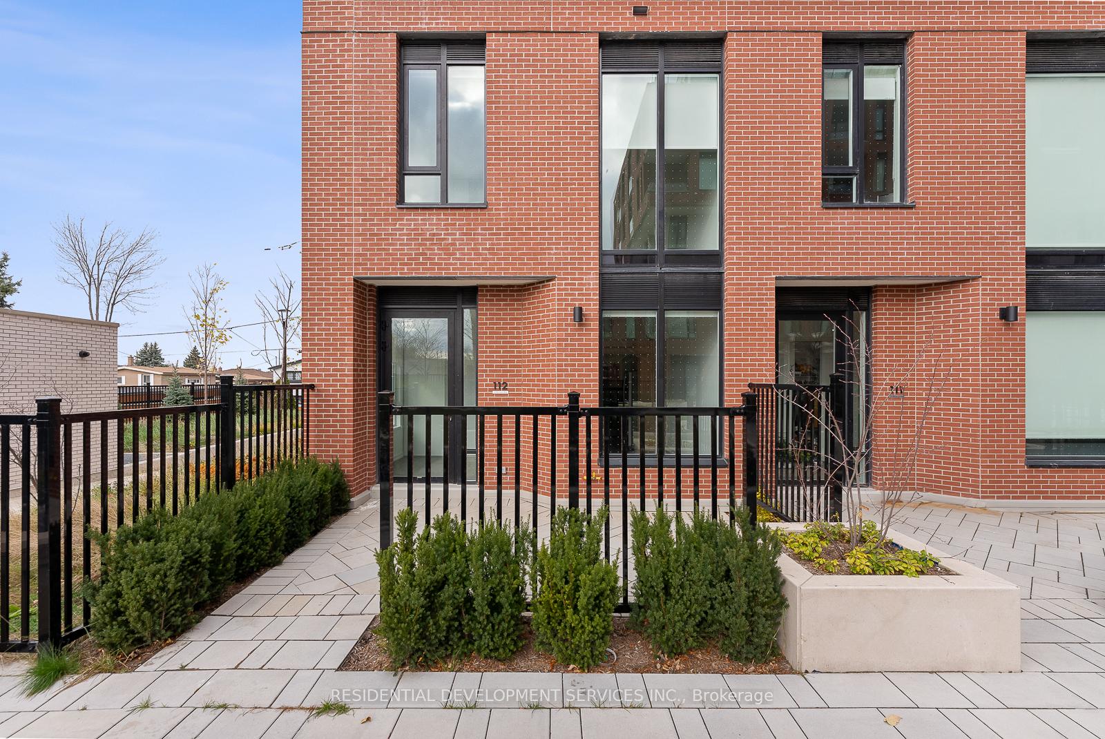 4 Bedrooms Condo at 15 Maryport,  Toronto For sale