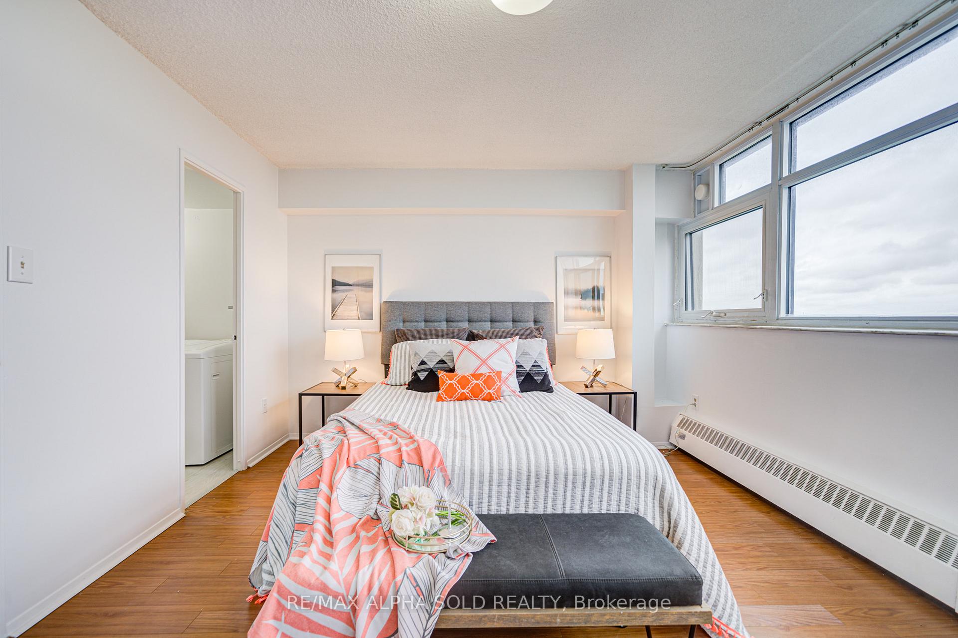 3 Bedrooms Condo at 100 Echo Point, Toronto For sale
