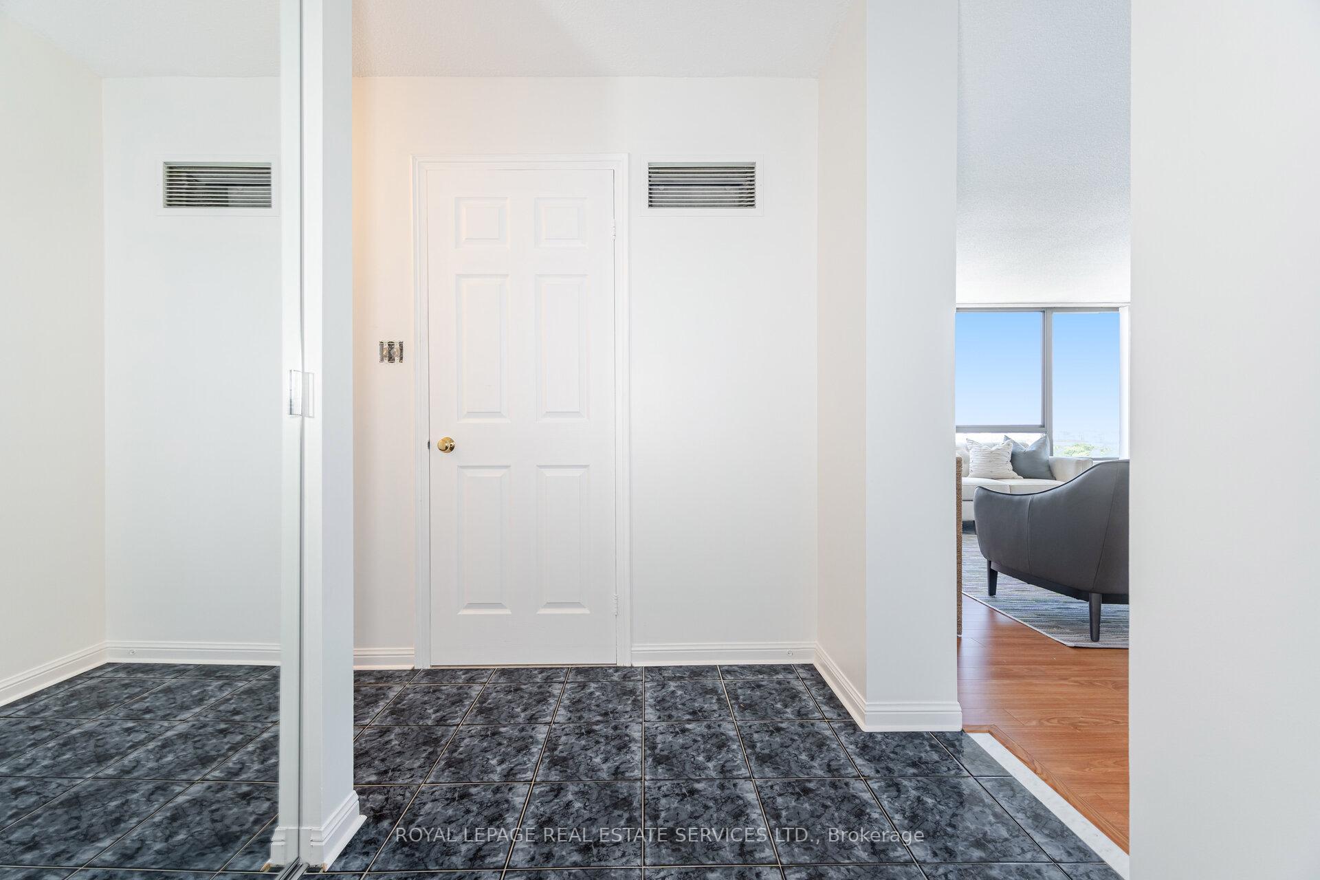 2 Bedrooms Condo at 40 Richview, Toronto For sale