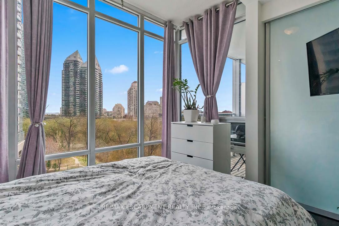 2 Bedrooms Condo at 88 Park Lawn,  Toronto For sale