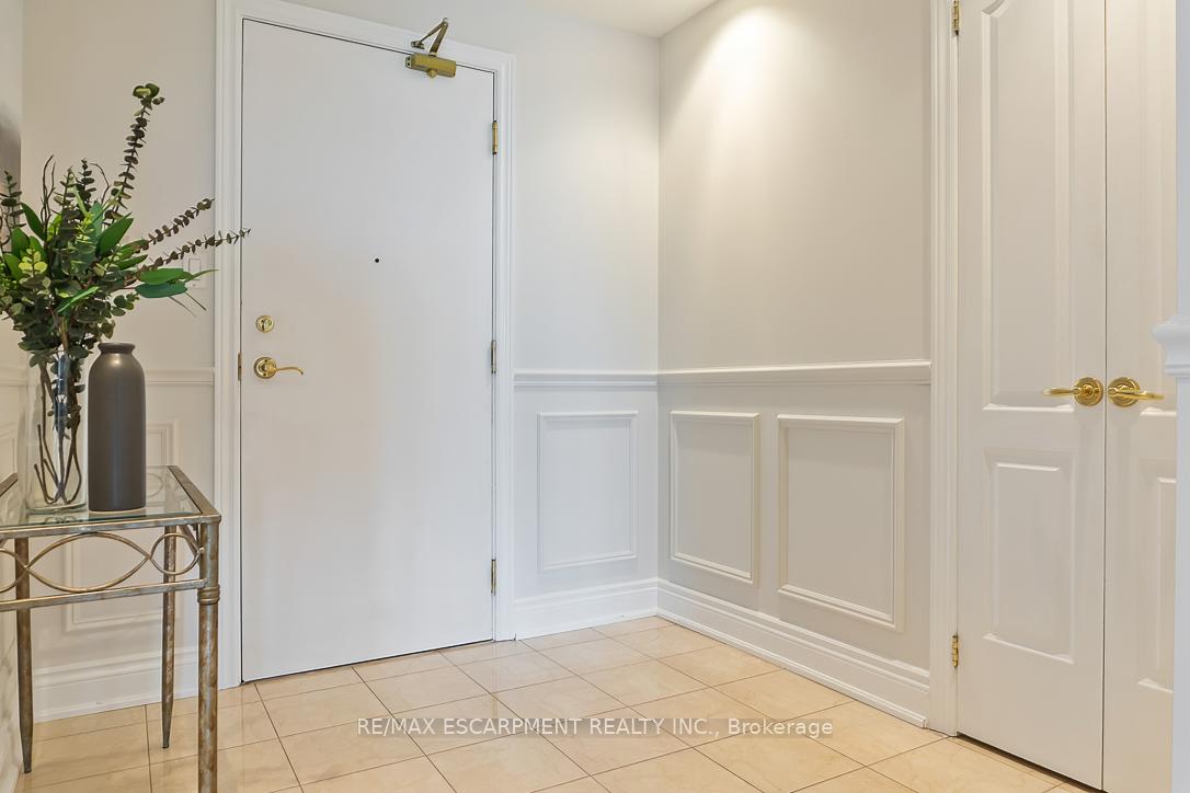 1 Bedroom Condo at 1900 The Collegeway, Mississauga For sale