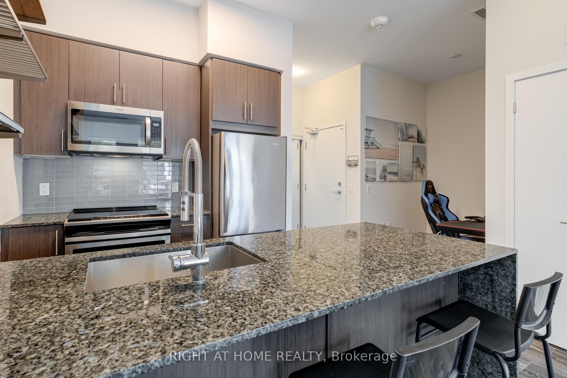 2 Bedrooms Condo at 4085 Parkside Village, Mississauga For sale