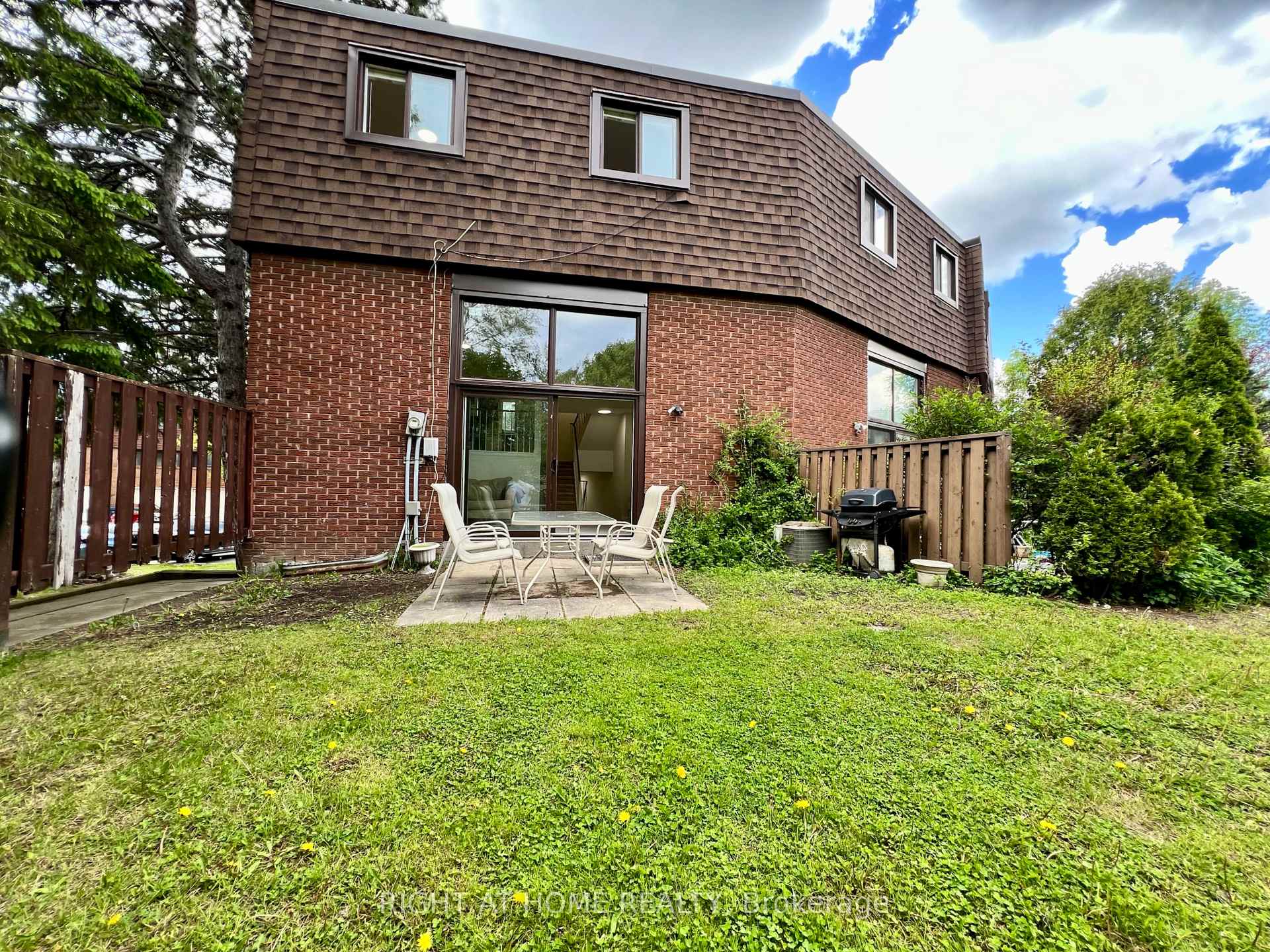 4 Bedrooms Condo at 286 Sprucewood, Toronto For sale