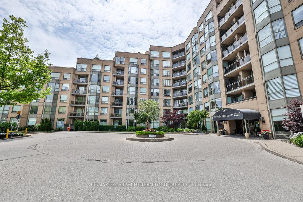 2 Bedrooms Condo at 2511 Lakeshore, Oakville For sale