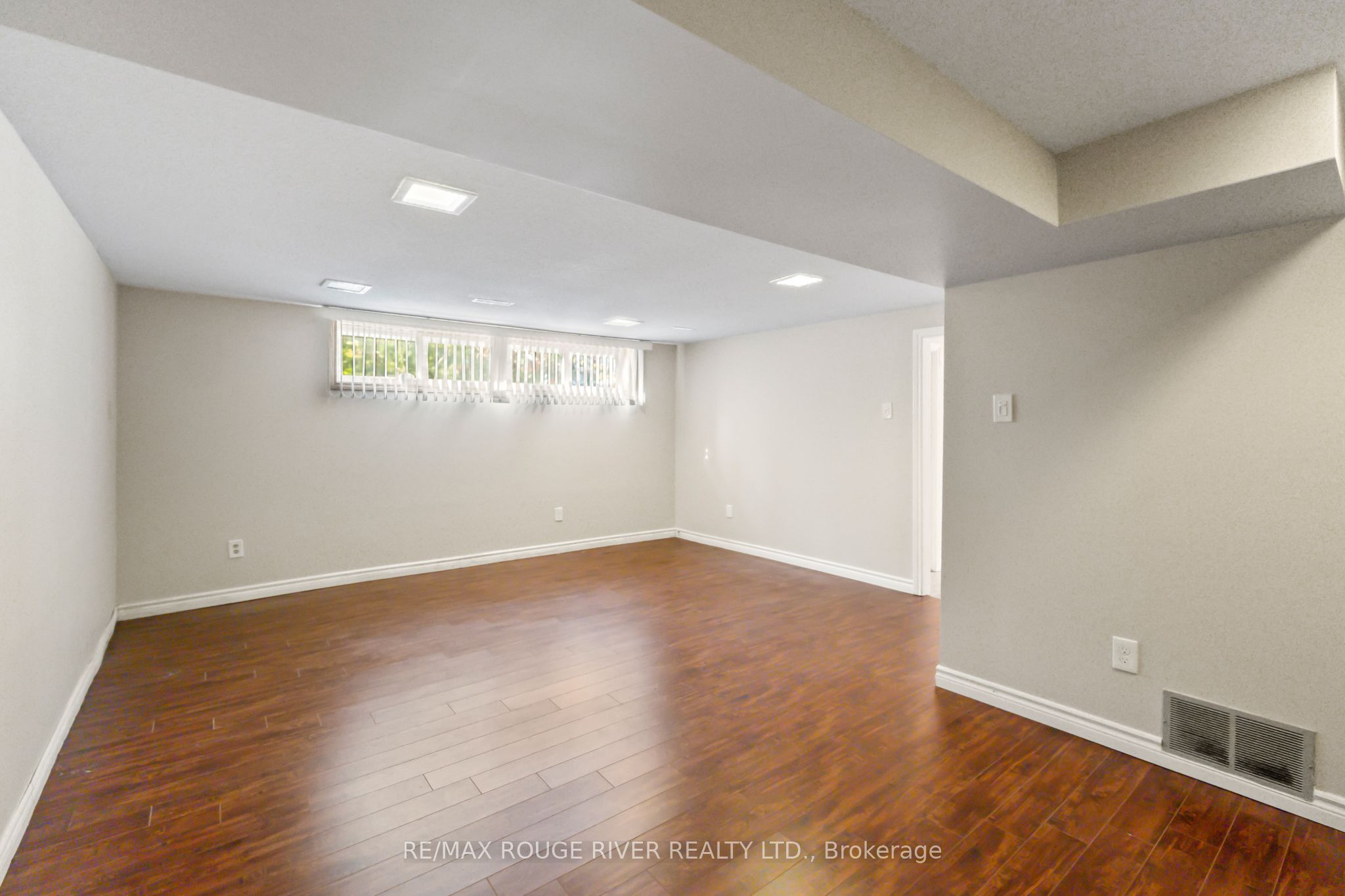 1 Applewood Crescent