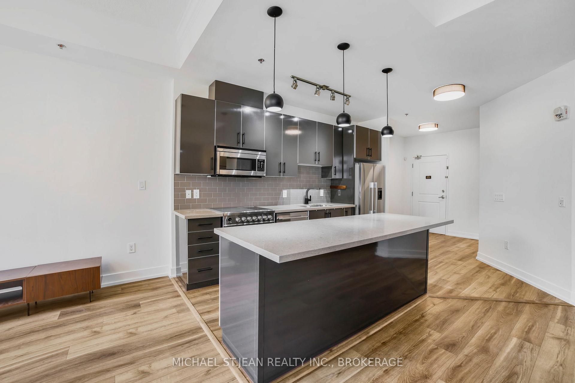 2 Bedrooms Condo at 90 Charlton,  Hamilton For sale