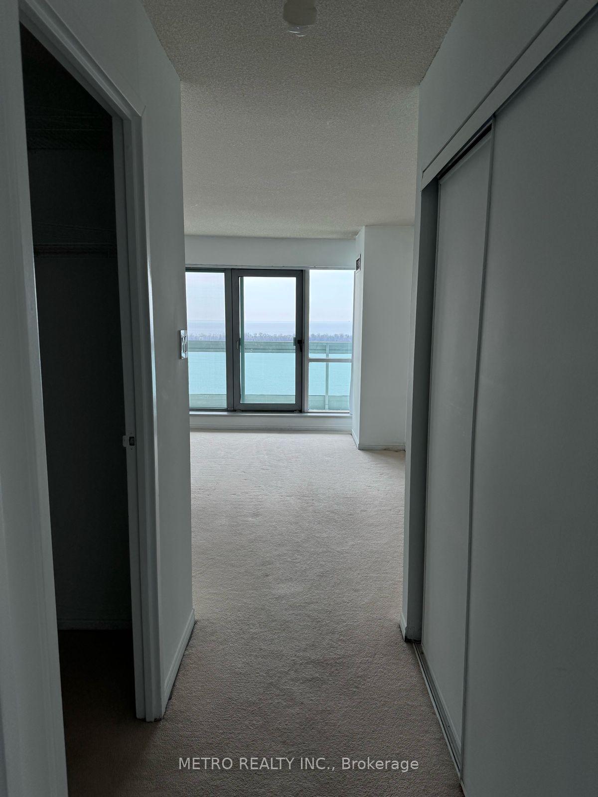 2 Bedrooms Condo at 10 Yonge, Toronto For sale