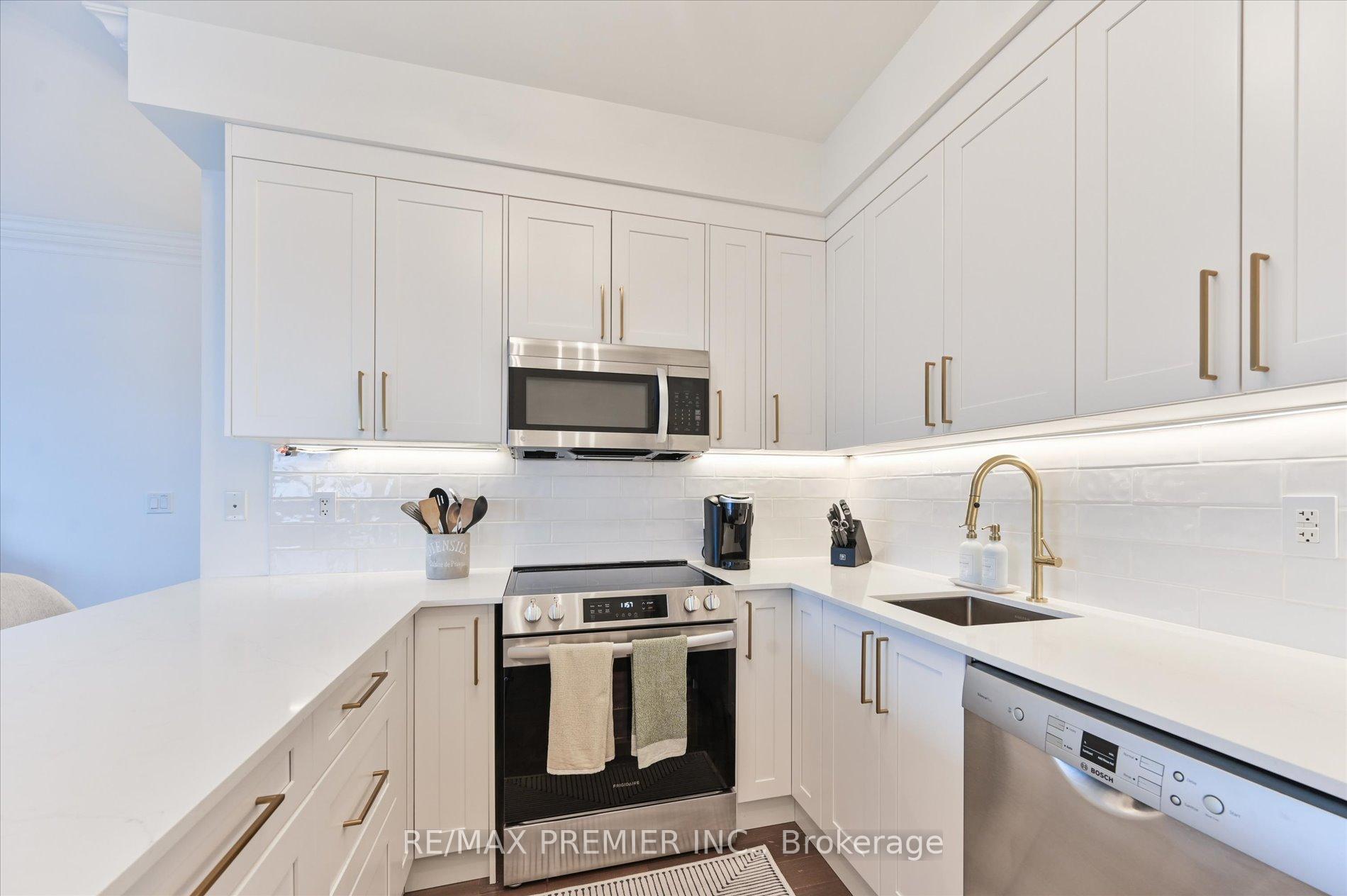 3 Bedrooms Condo at 25 Broadway, Toronto For sale