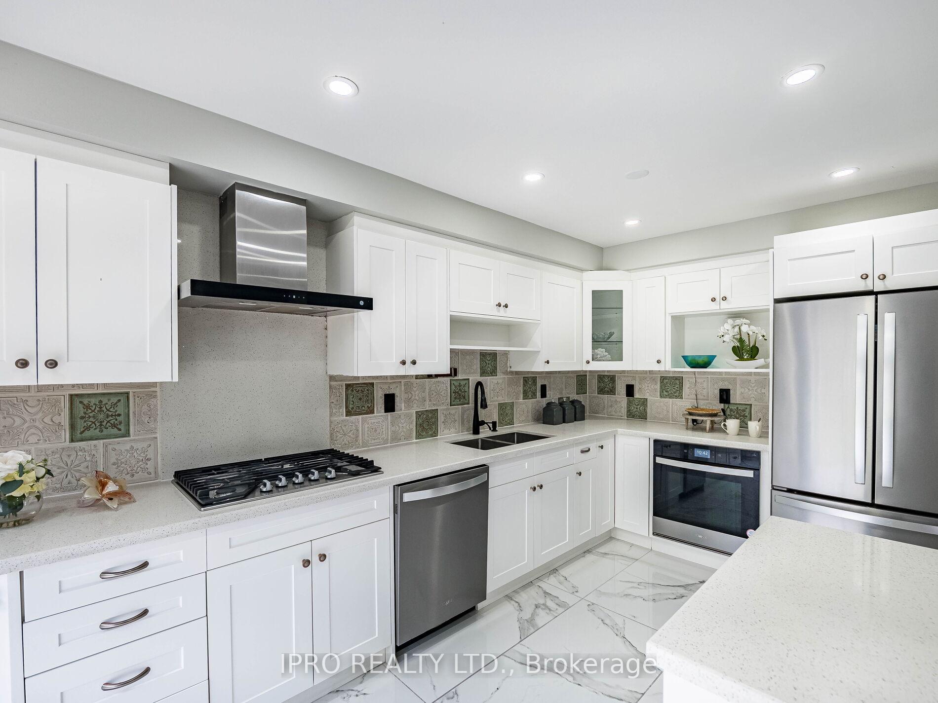 4 Bedrooms Condo at 833 Scollard, Mississauga For sale