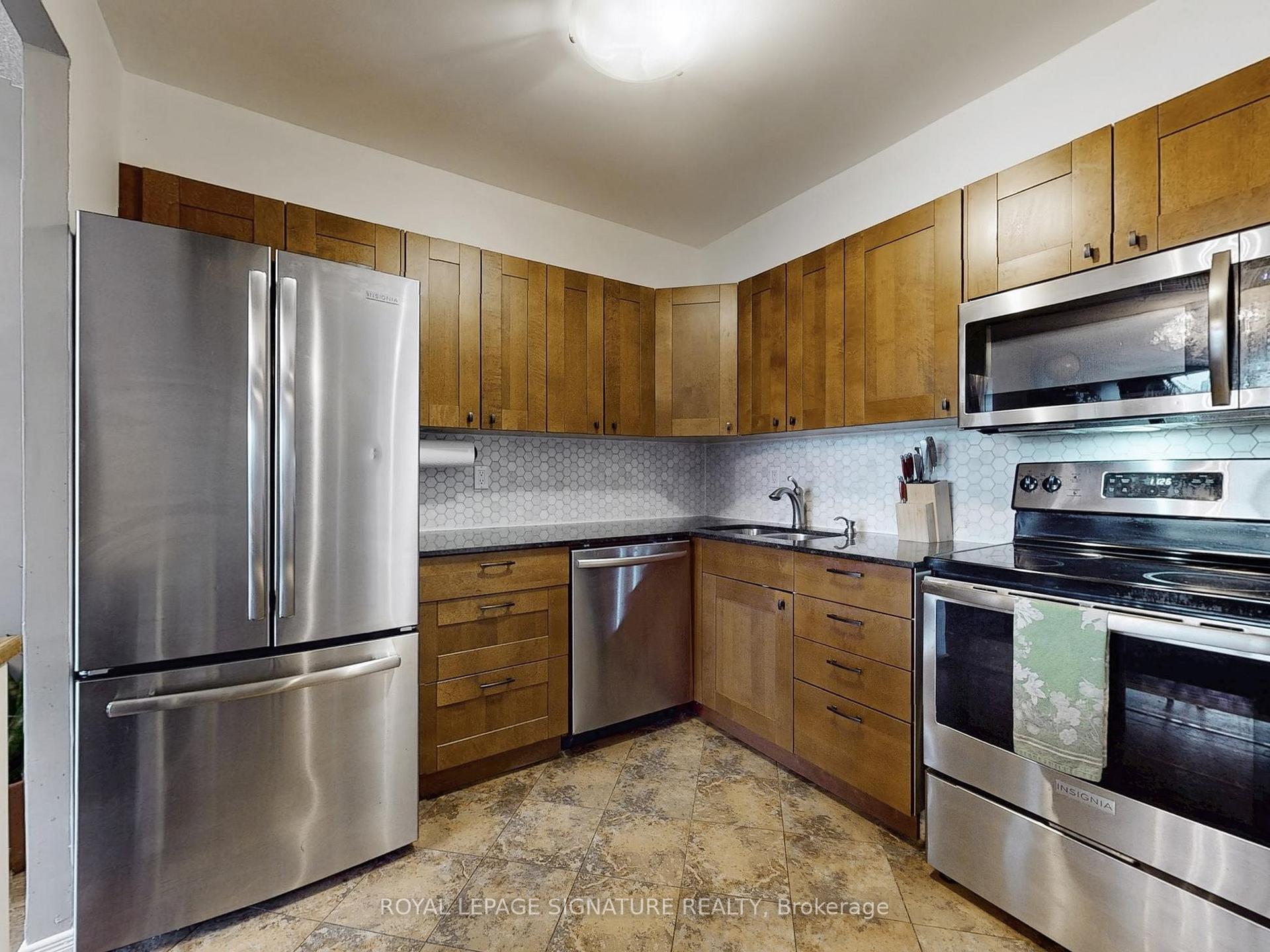 2 Bedrooms Condo at 20 Fashion Roseway,  Toronto For sale