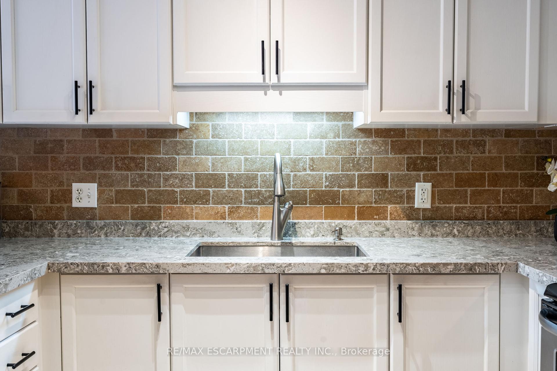 3 Bedrooms Condo at 1461 Upper Gage, Hamilton For sale