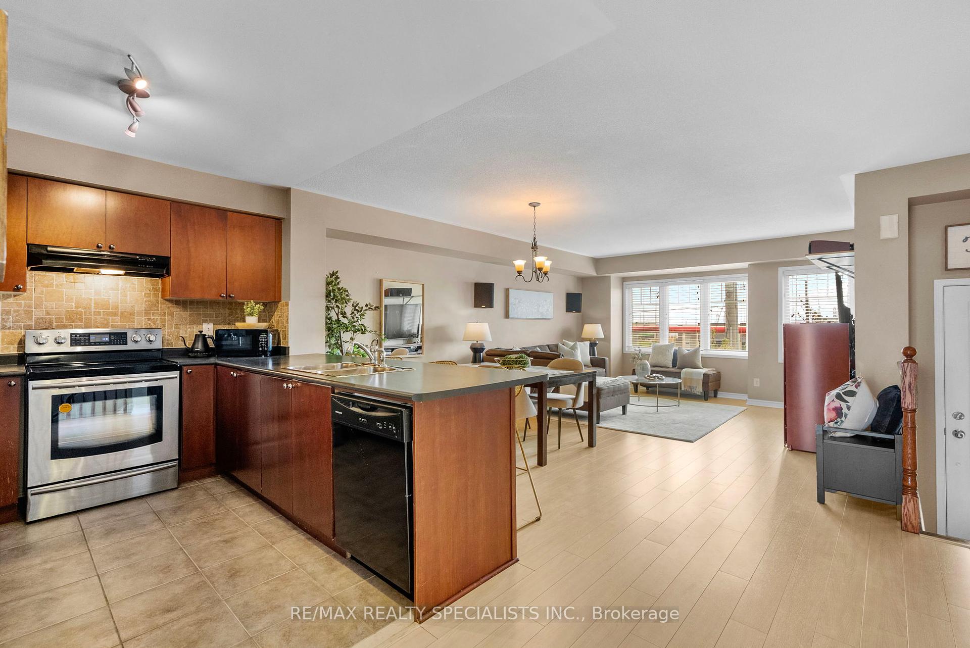 2 Bedrooms Condo at 3985 Eglinton, Mississauga For sale