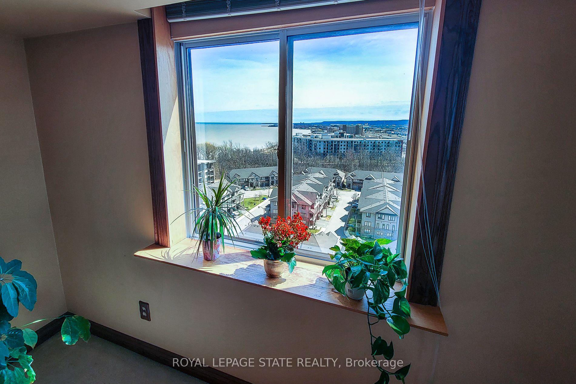 3 Bedrooms Condo at 301 Frances, Hamilton For sale