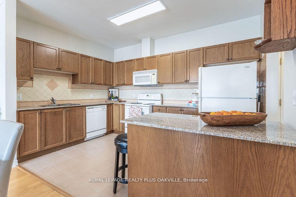 2 Bedrooms Condo at 1499 Nottinghill, Oakville For sale
