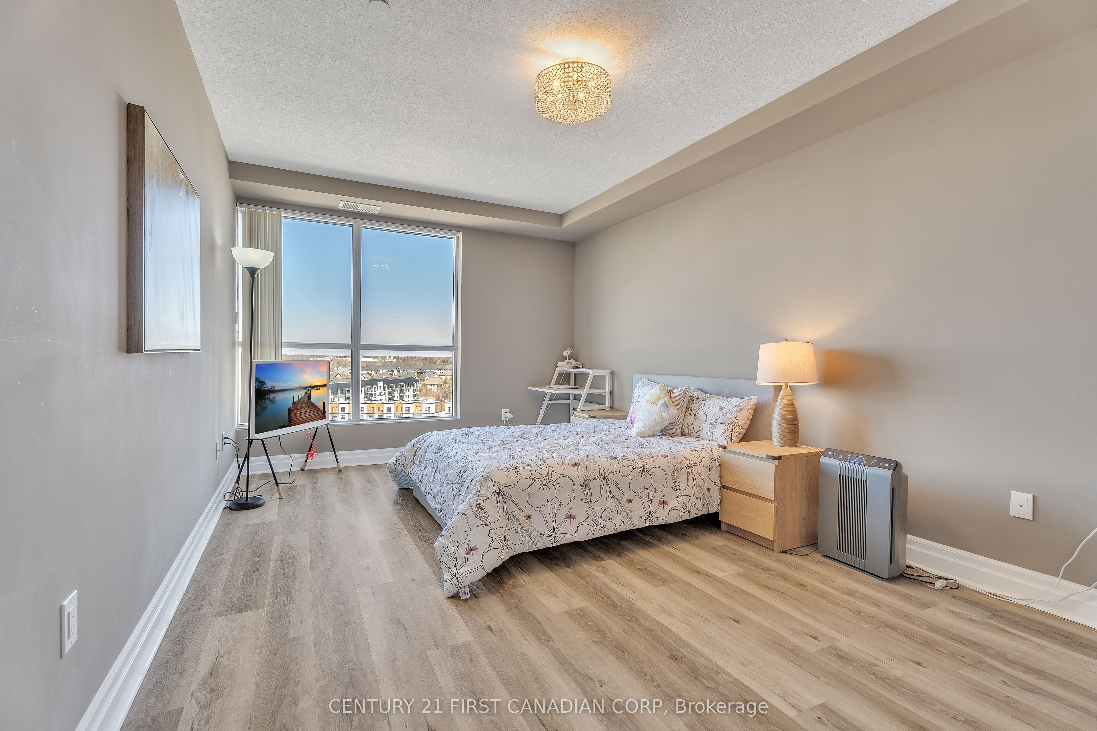 240 Villagewalk Boulevard, #812
