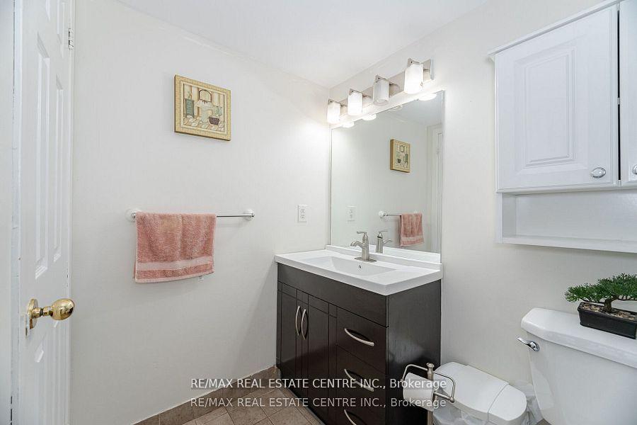 3 Bedrooms Condo at 250 Webb, Mississauga For sale