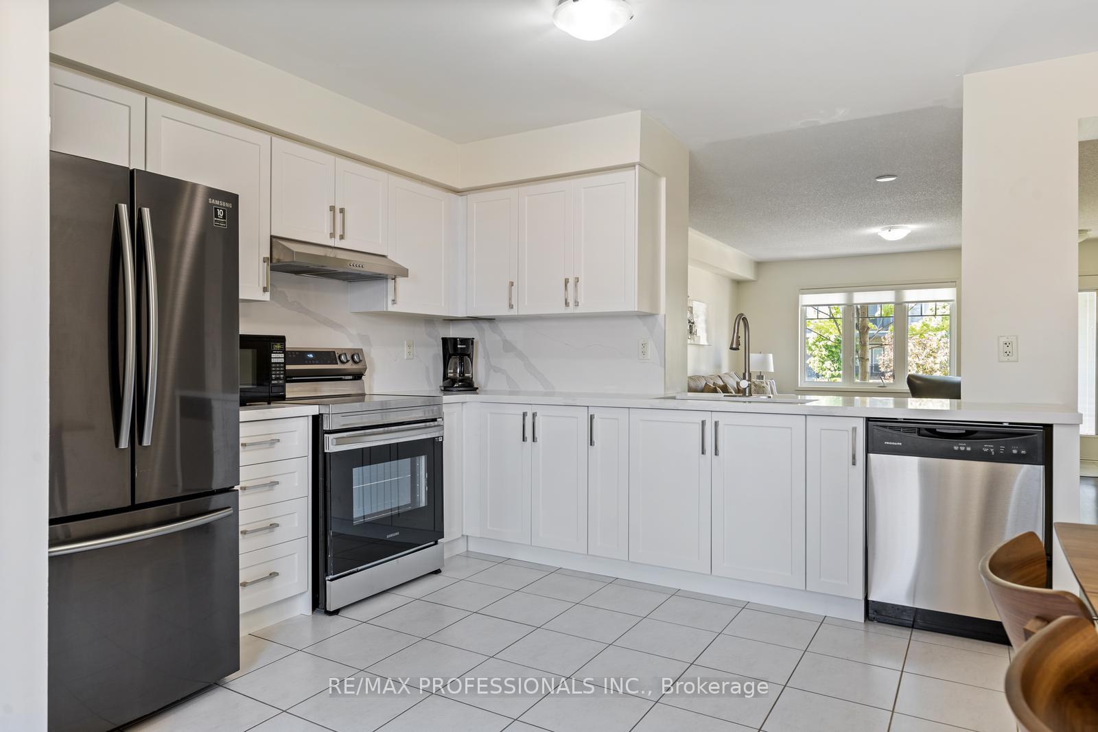 2 Bedrooms Condo at 3070 Thomas, Mississauga For sale