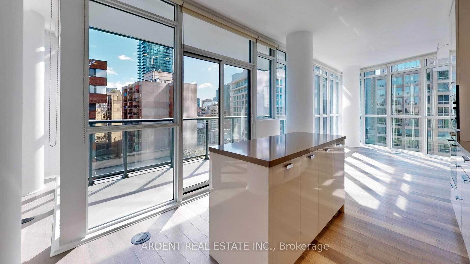 3 Bedrooms Condo at 32 Davenport,  Toronto For sale