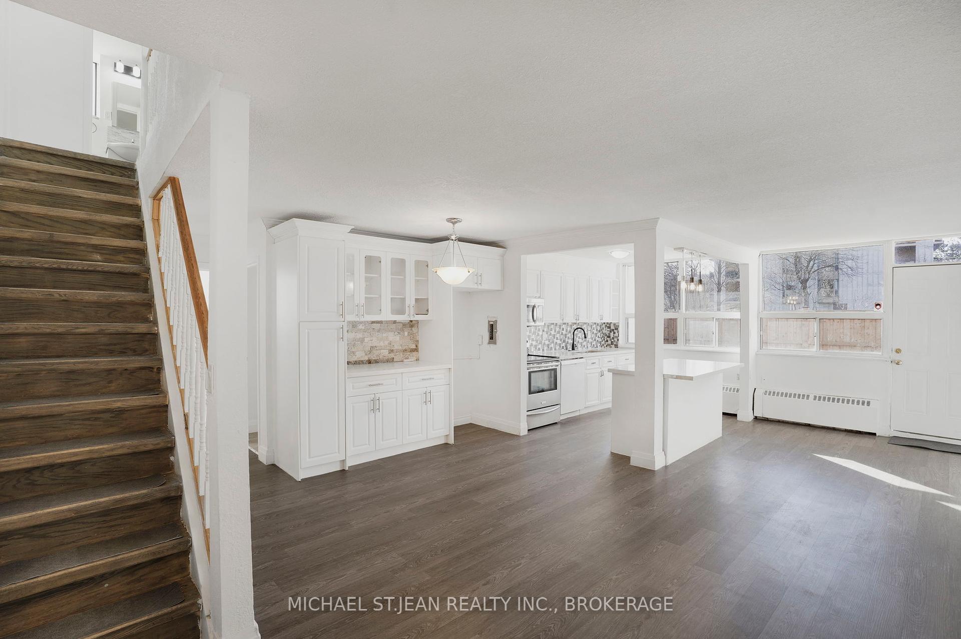 3 Bedrooms Condo at 15 Albright,  Hamilton For sale