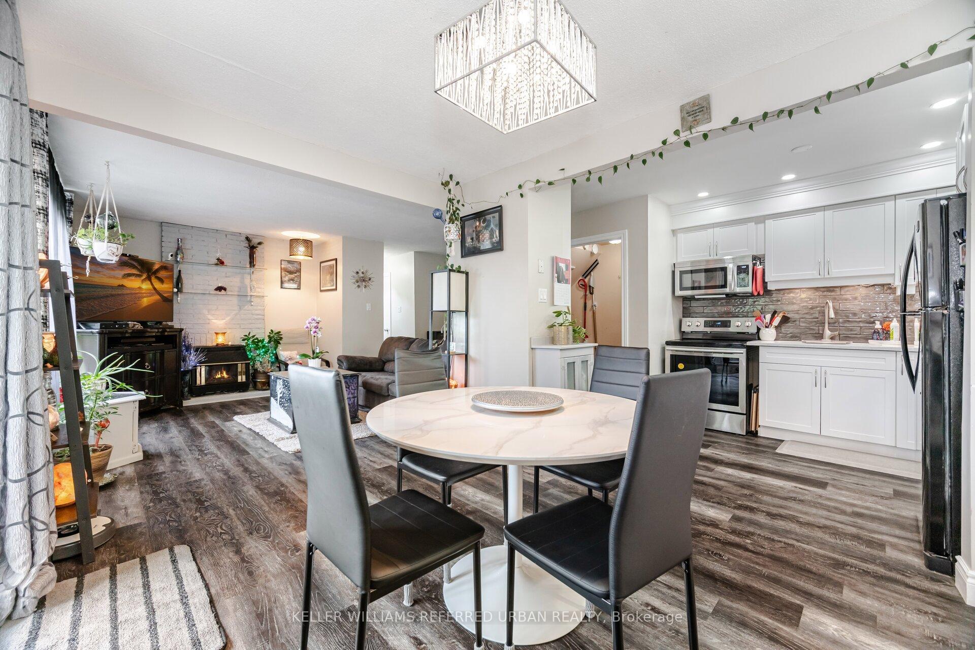 3 Bedrooms Condo at 973 Francis, Burlington For sale