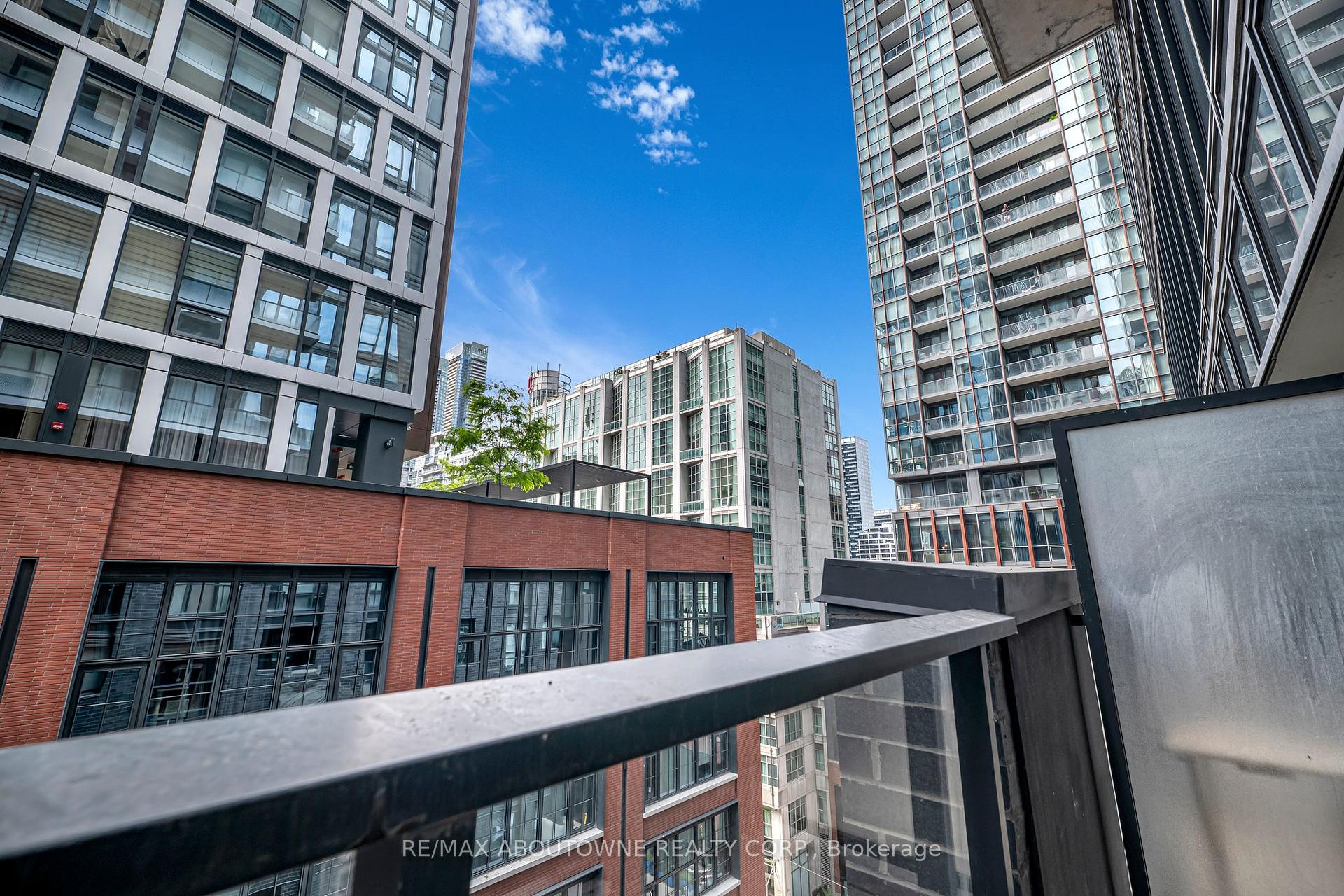2 Bedrooms Condo at 115 Blue Jays, Toronto For sale