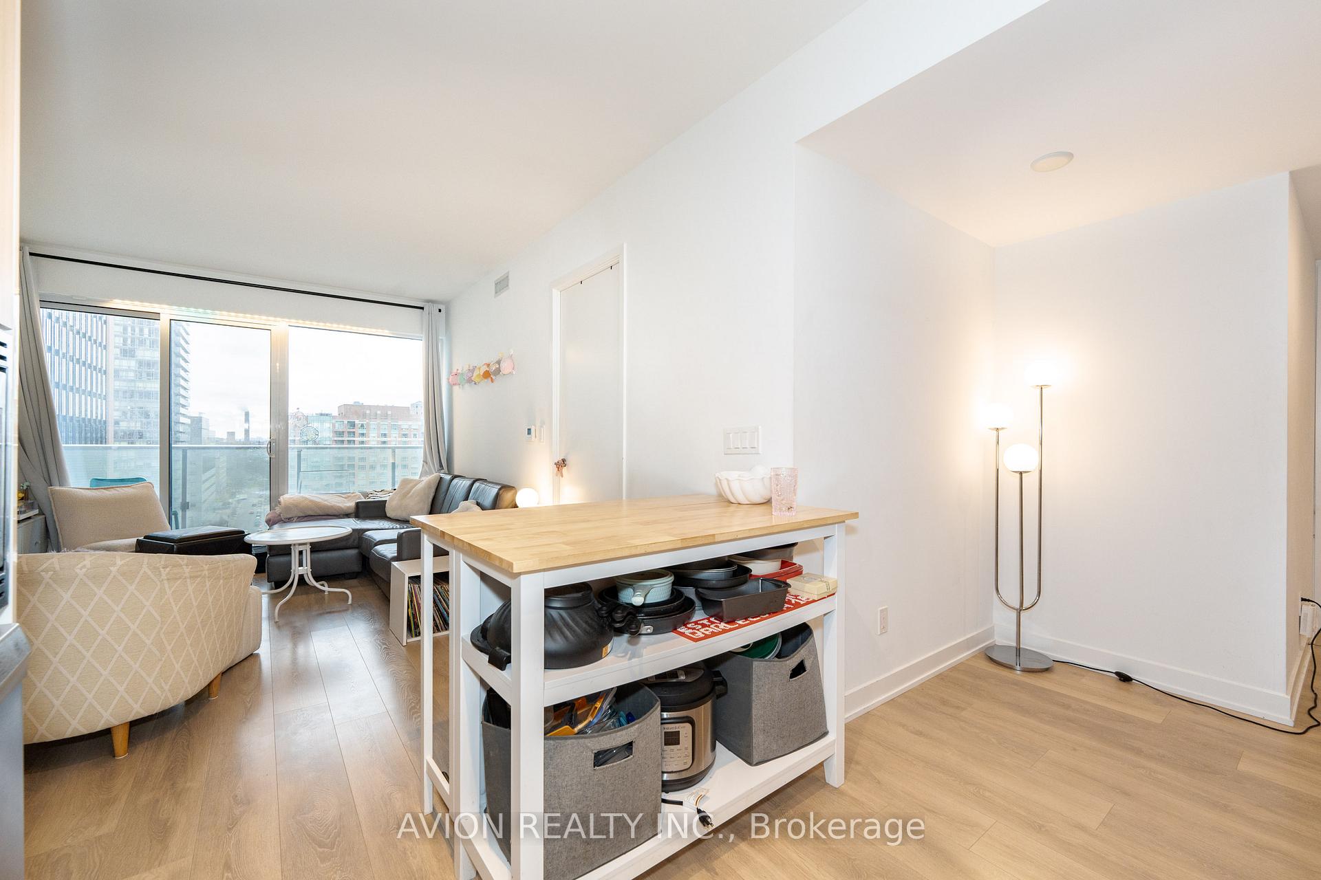 3 Bedrooms Condo at 501 yonge, Toronto For sale