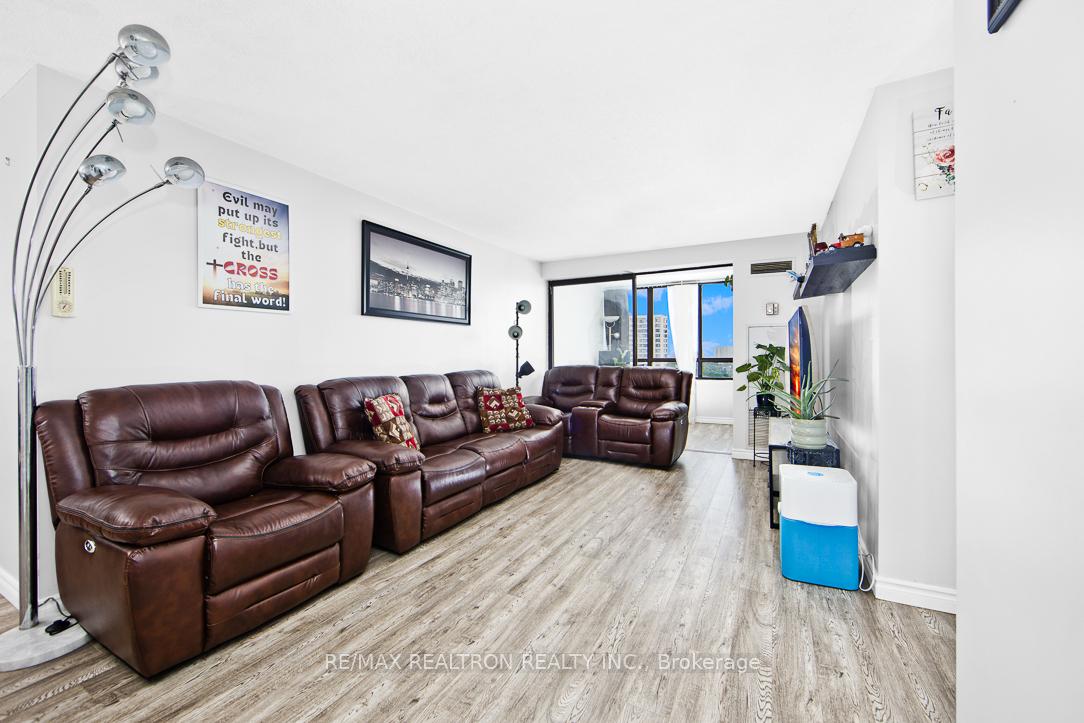 4 Bedrooms Condo at 25 Bamburgh, Toronto For sale