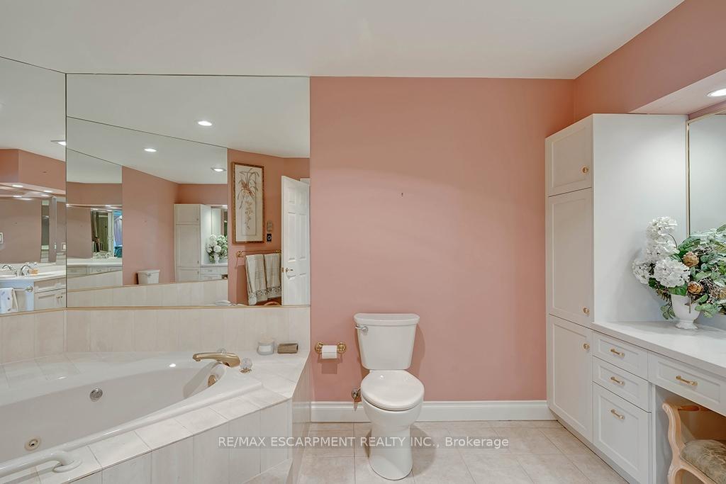 2 Bedrooms Condo at 2220 Lakeshore, Burlington For sale