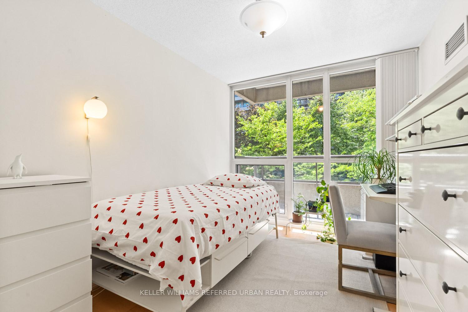 2 Bedrooms Condo at 35 Hollywood, Toronto For sale